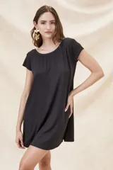 Vestido negro de tejido suave y liviano, con corte suelto y mangas cortas.