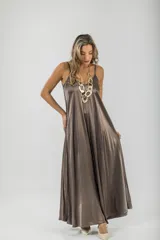 Vestido largo marrón de breteles finos y escote en V, confeccionado en tela nacarada.