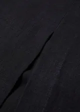 Falda larga color blanco hueso de ramio y algodón, de corte recto con abertura trasera y cierre de cremallera oculto.