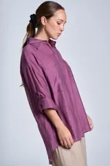Camisa manga 3/4 color lila con textura arrugada, cuello clásico y dos bolsillos frontales.