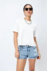 Short de jean gris oscuro con roturas y ruedo desflecado.