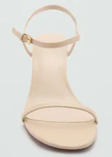 Sandalias color beige con punta redonda, diseño de tiras, cierre de hebilla y tacón kitten.