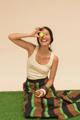 Pollera larga de algodón con rayas verticales en verde, amarillo y naranja.