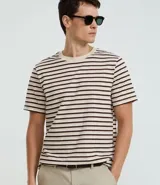 Remera de manga corta con cuello redondo y corte regular. Diseño a rayas horizontales en color marrón sobre fondo beige.