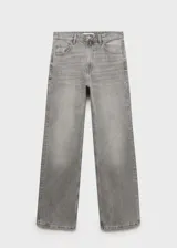 Pantalón de jean gris de corte recto, tiro medio, con cierre de cremallera y botón, trabillas, dos bolsillos delanteros, bolsillo monedero y dos bolsillos de parche en la parte posterior.