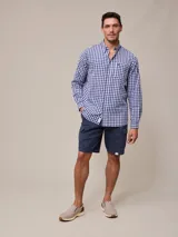 Camisa de manga larga con estampado a cuadros azul y blanco, confeccionada en algodón con efecto peach y bolsillo en el pecho.