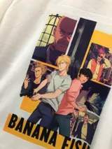Remera blanca de poliéster con estampado sublimado de personajes del anime Banana Fish.