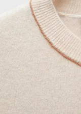 Jersey de punto fino color crema, de manga corta y cuello redondo.