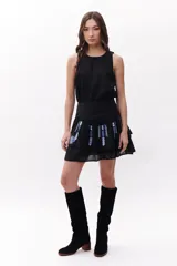 Bota de caña alta color beige, confeccionada en cuero gamuzado. Tiene taco de madera y puntera redondeada.