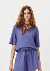 Blusa color beige de lino con mangas cortas y cuello redondo.