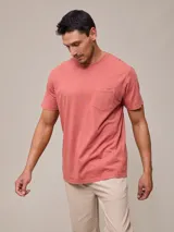 Remera básica de hombre color salmón, de cuello redondo y manga corta, con bolsillo en el pecho.