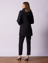 Campera capitoneada color beige, marca Weatherproof, con capucha desmontable, cierre central, bolsillos delanteros con cierre, tajo lateral con botones y forro interno a tono.