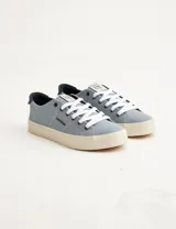 Championes de lona color celeste con detalles en azul marino, cordones blancos y suela color crema.