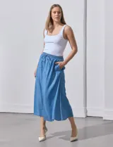 Falda larga de lyocell color celeste, con pretina ancha elastizada con lazo y bolsillos delanteros.