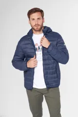 Campera capitoneada de nylon color azul con capucha desmontable y bolsillos delanteros con cierre metálico.
