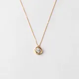 Gargantilla de oro amarillo 18k con dije circular con circonia engarzada.