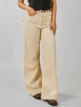 Pantalón jean color beige, de corte ancho y tiro alto, con bolsillos delanteros y traseros.