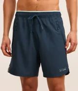 Bermuda deportiva azul marino de poliéster con elastano, con cintura elástica ajustable con cordón, bolsillos laterales con cierre y estampado localizado.