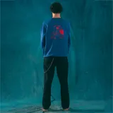 Buzo azul con cuello redondo, puños y cintura acanalados. Estampado frontal con la leyenda "Kaboa Gallery" en color rojo.