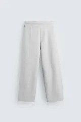Pantalón jogger negro de corte ancho, confeccionado en tejido de algodón con interior de rizo. Cuenta con cintura elástica ajustable con cordón interior, bolsillos laterales y bolsillo trasero de parche.