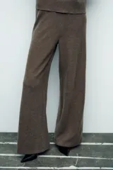 Pantalón negro de pierna ancha confeccionado en tejido de punto canalé con algodón. Tiene tiro medio y cintura con elástico interior.