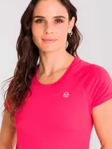 Remera deportiva de manga corta color fucsia, con cuello redondo y tecnología Aircool de secado rápido.