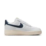 Zapatillas de cuero blanco con detalles en azul marino, diseño clásico y suela de goma.