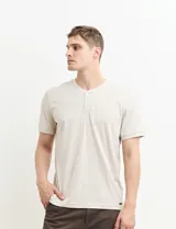 Remera manga corta con cuello redondo y tapeta con dos botones.