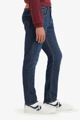 Jean de hombre, marca Levi's, modelo 512 Slim Taper, color azul oscuro. Corte slim en la parte trasera y el muslo, con pierna delgada y tiro medio.