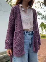 Saco calado color marrón tejido a mano con lana mohair, poliamida y acrílico.
