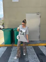 Conjunto de sweater color beige de corte holgado y pantalón acampanado con estampado animal print.