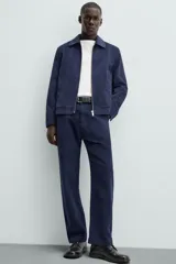 Pantalón de corte regular fit en color azul marino, confeccionado en una mezcla de lyocell y algodón. Presenta bolsillos frontales inclinados, bolsillos traseros de vivo y cierre frontal con cremallera y botón.