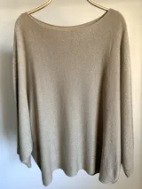 Sweater italiano tejido en hilo color dorado con lurex, de calce oversized y talle único.