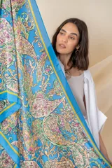 Pañuelo cuadrado de seda estampada con motivos de arabescos en múltiples colores.