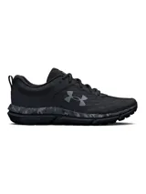 Championes de running Under Armour Charged Assert 10 Camo para hombre, color negro con detalles en gris y suela con patrón de camuflaje.
