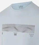 Remera deportiva celeste de poliéster con tecnología Dry, cuello redondo y mangas cortas. Estampa geométrica horizontal en el pecho y recortes en las mangas.