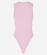 Body color marrón, sin mangas, con cuello halter y cierre en la entrepierna.