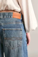 Pantalón de jean de tiro medio, corte wide leg extra largo, color azul medio.