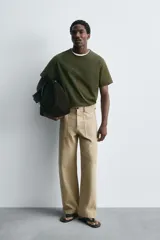 Camiseta verde militar de corte holgado confeccionada en tejido de algodón compacto. Cuello redondo con ribete doble y mangas cortas.