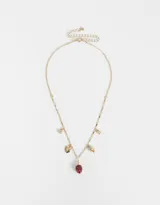 Collar corto dorado con cadena de eslabones y dijes colgantes: fresa roja, corazón, hongo y strass.