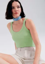 Musculosa negra de breteles anchos y corte ajustado, confeccionada en tejido acanalado.