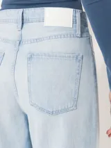 Pantalón de jean celeste claro, de corte wide leg, con cinco bolsillos.