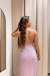 Vestido largo metalizado con escote en V, breteles finos y tajo profundo.