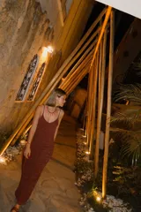 Vestido largo con espalda abierta, tajo lateral y breteles regulables.