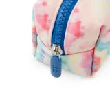 Neceser rectangular con estampado tie-dye multicolor, cierre superior con cremallera azul y tirador de goma a tono.
