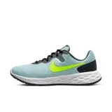 Championes Nike Revolution 6 Next Nature, color gris con detalles en negro y amarillo flúor.