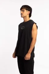 Musculosa azul con efecto gastado y logo estampado en el pecho. Corte amplio y sin mangas.