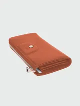 Billetera clásica Longchamp de cuero color marrón con cierre de cremallera y broche a presión.