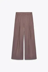 Pantalón palazzo color marrón topo, de tejido fluido, tiro medio, cintura elástica, bolsillos laterales y pinzas frontales.