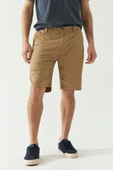 Bermuda de gabardina color beige con estampado de lunares marrones. Cuenta con bolsillos laterales y traseros, cierre con botón y presillas para cinturón.